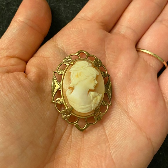 Authentic vintage shell cameo brooch with filigree frame - Picture 10 of 12